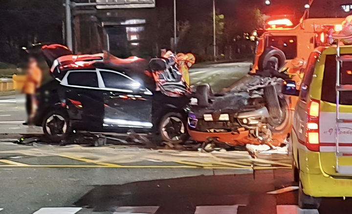 [부산=뉴시스] 9일 밤 부산 기장군의 한 도로에서 음주 차량이 신호 대기 중인 차량을 들이받는 등 3중 추돌사고가 발생해 3명이 다쳤다. (사진=부산경찰청 제공) 2026.04.10. photo@newsis.com *재판매 및 DB 금지