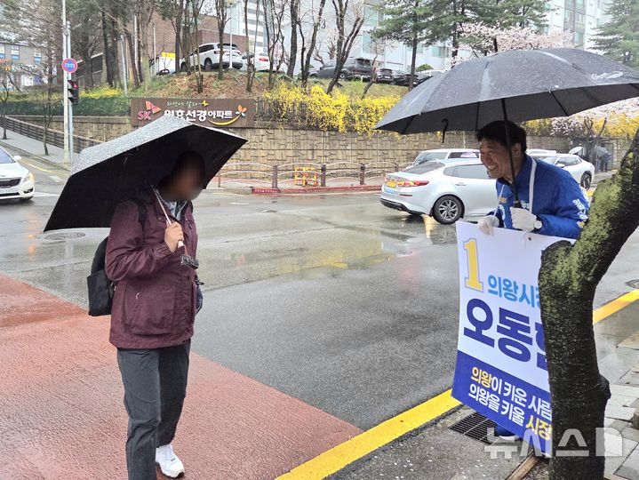 [의왕=뉴시스] 오동현 의왕시장 예비후보가 출근 인사 중 한 시민의 응원을 받고 있다. (사진=선거사무소 제공).