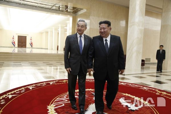 [베이징=뉴시스] 김정은 북한 국무위원장은 10일 평양 노동당 중앙총부에서 북한을 방문 중인 왕이 중국 공산당 중앙정치국 위원 겸 외교부장과 접견했다고 중국 관영 신화통신이 보도했다.(사진=중국 외교부 홈페이지 갈무리) 2026.04.10 photo@newsis.com