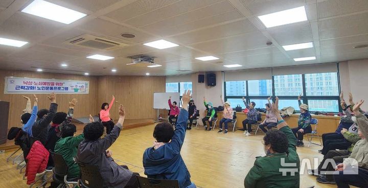 [안양=뉴시스] 안양시가 만안구보건소 5층 강당에서 허약 노인을 대상으로 근력 강화 강좌를 열고 있다. (사진=안양시 제공). 2026.04.11. photo@newsis.com