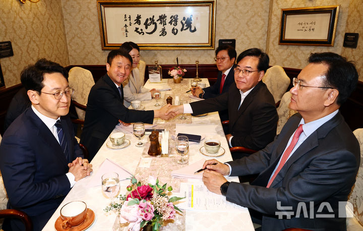 [서울=뉴시스] 김명년 기자 = 한병도 더불어민주당 원내대표와 송언석 국민의힘 원내대표가 10일 오전 서울 여의도 켄싱턴 호텔에서 추가경정예산안 관련 논의를 위한 조찬 회동을 하기 전 악수하고 있다. 왼쪽부터 반시계 방향으로 천준호 더불어민주당 원내운영수석부대표, 한 원내대표, 이소영 예산결산특별위원회 여당 간사, 박형수 야당 간사, 송 원내대표, 유상범 국민의힘 원내운영수석부대표. 2025.04.10. kmn@newsis.com