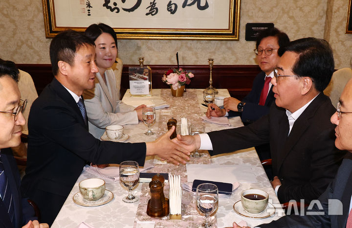 [서울=뉴시스] 김명년 기자 = 한병도 더불어민주당 원내대표와 송언석 국민의힘 원내대표가 10일 오전 서울 여의도 켄싱턴 호텔에서 추가경정예산안 관련 논의를 위한 조찬 회동을 하기 전 악수하고 있다. 왼쪽부터 반시계 방향으로 천준호 더불어민주당 원내운영수석부대표, 한 원내대표, 이소영 예산결산특별위원회 여당 간사, 박형수 야당 간사, 송 원내대표, 유상범 국민의힘 원내운영수석부대표. 2025.04.10. kmn@newsis.com