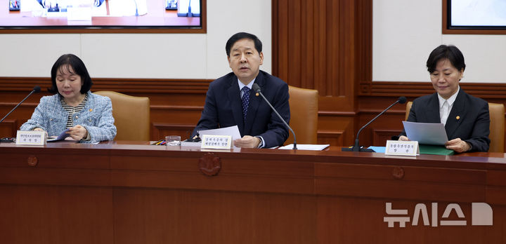 [서울=뉴시스] 김선웅 기자 = 구윤철 부총리 겸 재정경제부 장관이 10일 서울 종로구 정부서울청사에서 열린 비상경제본부회의 겸 경제관계장관회의에서 모두발언을 하고 있다. 2026.04.10. mangusta@newsis.com