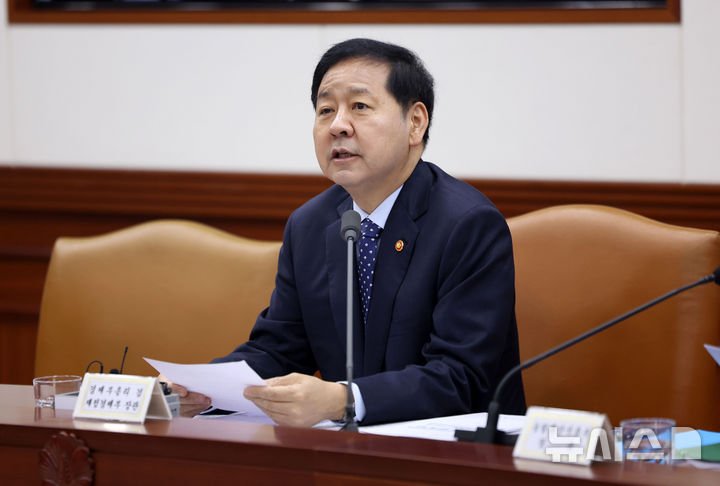 [서울=뉴시스] 김선웅 기자 = 구윤철 부총리 겸 재정경제부 장관이 10일 서울 종로구 정부서울청사에서 열린 비상경제본부회의 겸 경제관계장관회의에서 모두발언을 하고 있다. 2026.04.10. mangusta@newsis.com