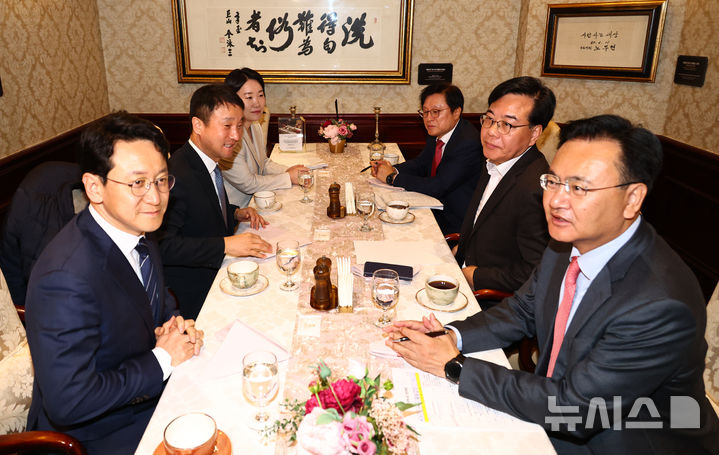 [서울=뉴시스] 김명년 기자 = 한병도 더불어민주당 원내대표와 송언석 국민의힘 원내대표가 10일 오전 서울 여의도 켄싱턴 호텔에서 추가경정예산안 관련 논의를 위한 조찬 회동에 참석해 있다. 왼쪽부터 반시계 방향으로 천준호 더불어민주당 원내운영수석부대표, 한 원내대표, 이소영 예산결산특별위원회 여당 간사, 박형수 야당 간사, 송 원내대표, 유상범 국민의힘 원내운영수석부대표. 2025.04.10. kmn@newsis.com