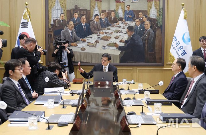 [서울=뉴시스] 사진공동취재단 = 이창용 한국은행 총재가 10일 서울 중구 한국은행 본관에서 열린 금융통화위원회 본회의에서 의사봉을 두드리고 있다. 2026.04.10. photo@newsis.com