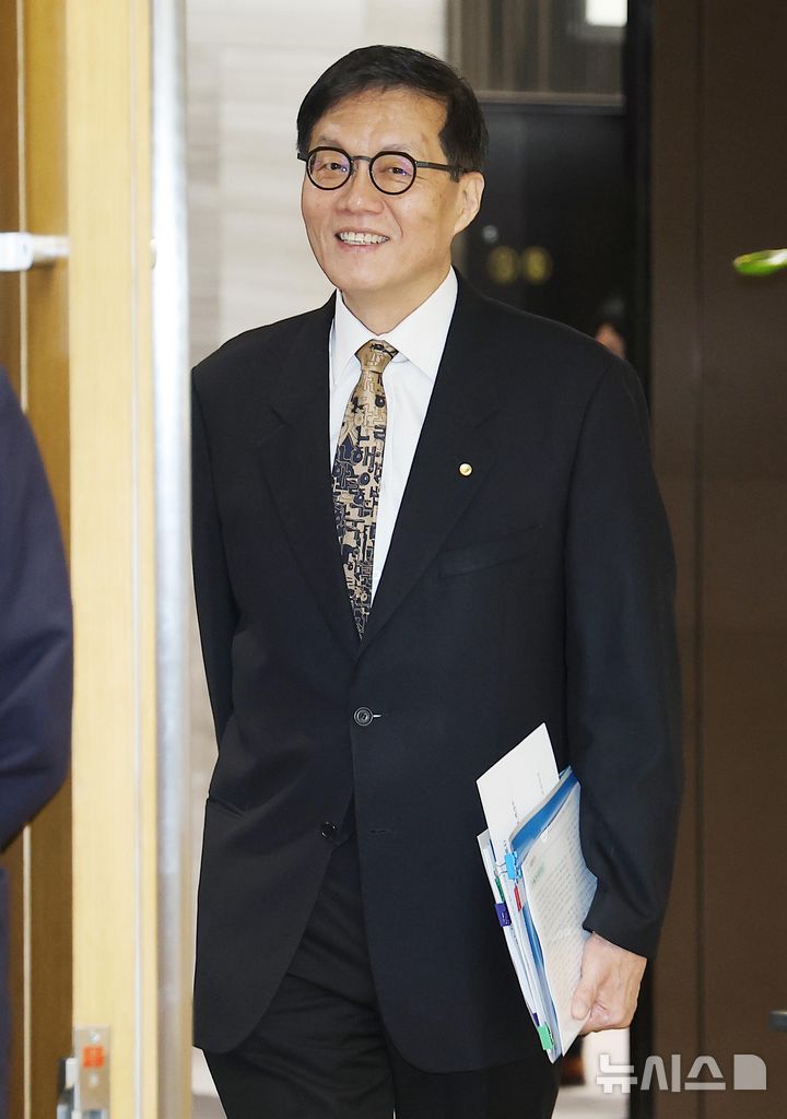 [서울=뉴시스] 사진공동취재단 = 이창용 한국은행 총재가 10일 서울 중구 한국은행 본관에서 열린 금융통화위원회 본회의에 들어서고 있다. 2026.04.10. photo@newsis.com