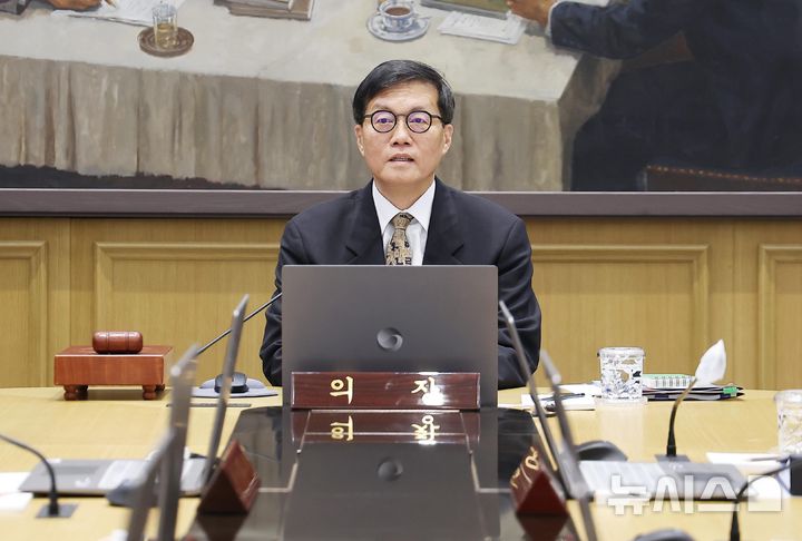 [서울=뉴시스] 사진공동취재단 = 이창용 한국은행 총재가 10일 서울 중구 한국은행 본관에서 열린 금융통화위원회 본회의를 주재하고 있다. 2026.04.10. photo@newsis.com