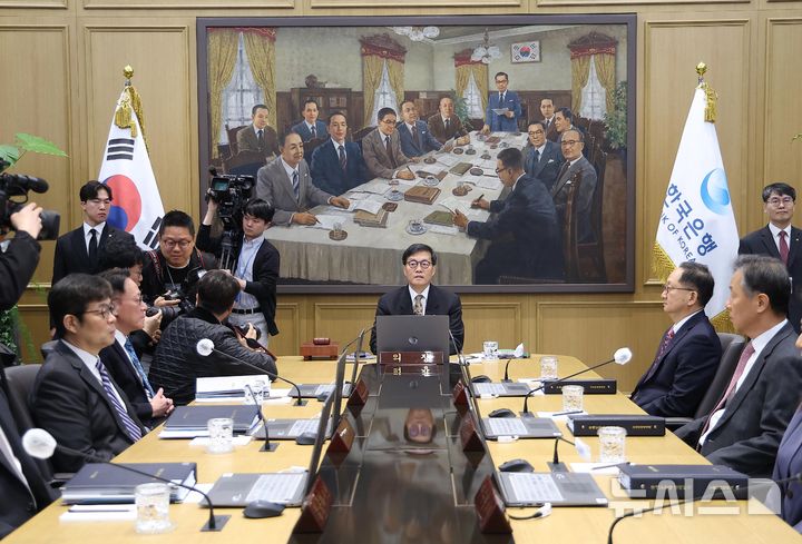 [서울=뉴시스] 사진공동취재단 = 이창용 한국은행 총재가 10일 서울 중구 한국은행 본관에서 열린 금융통화위원회 본회의를 주재하고 있다. 2026.04.10. photo@newsis.com