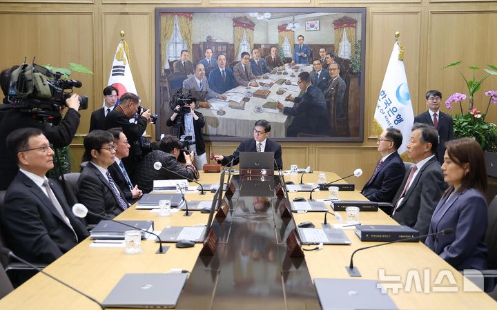 [서울=뉴시스] 사진공동취재단 = 이창용 한국은행 총재가 10일 서울 중구 한국은행 본관에서 열린 금융통화위원회 본회의에서 의사봉을 두드리고 있다. 2026.04.10. photo@newsis.com