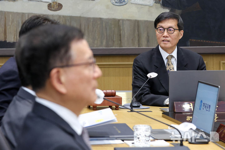 [서울=뉴시스] 사진공동취재단 = 이창용 한국은행 총재가 10일 서울 중구 한국은행 본관에서 열린 금융통화위원회 본회의를 주재하고 있다. 2026.04.10. photo@newsis.com