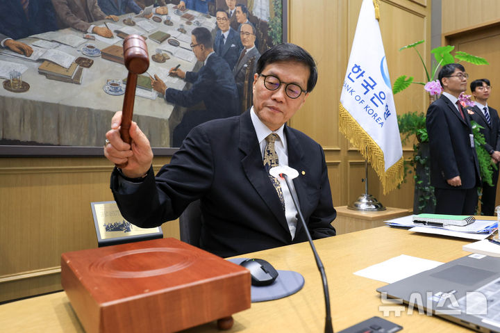 [서울=뉴시스] 사진공동취재단 = 이창용 한국은행 총재가 10일 서울 중구 한국은행 본관에서 열린 금융통화위원회 본회의에서 의사봉을 두드리고 있다. 2026.04.10. photo@newsis.com