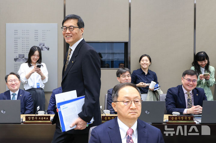 [서울=뉴시스] 사진공동취재단 = 이창용 한국은행 총재가 지난 10일 서울 중구 한국은행 본관에서 열린 금융통화위원회 본회의에 참석하고 있다. 2026.04.10. photo@newsis.com