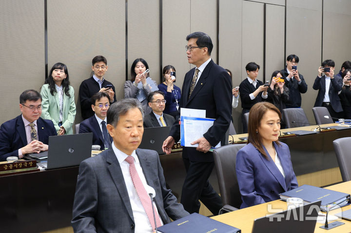 [서울=뉴시스] 사진공동취재단 = 이창용 한국은행 총재가 10일 서울 중구 한국은행 본관에서 열린 금융통화위원회 본회의에 참석하고 있다. 2026.04.10. photo@newsis.com