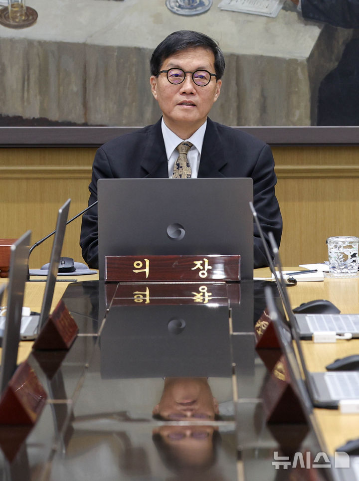 [서울=뉴시스] 사진공동취재단 = 이창용 한국은행 총재가 10일 서울 중구 한국은행 본관에서 열린 금융통화위원회 본회의를 주재하고 있다. 2026.04.10. photo@newsis.com