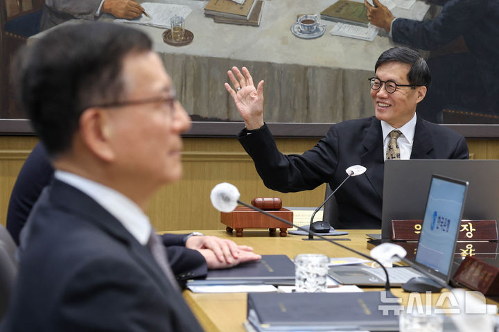 [서울=뉴시스] 사진공동취재단 = 이창용 한국은행 총재가 10일 서울 중구 한국은행 본관에서 열린 금융통화위원회 본회의를 주재하고 있다. 2026.04.10. photo@newsis.com