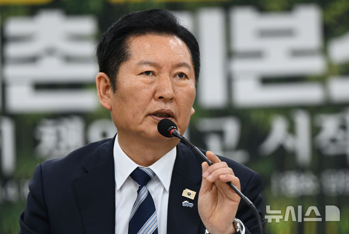 [담양=뉴시스] 박기웅 기자 = 정청래 더불어민주당 대표가 지난 10일 오전 전남 담양군 담양농협에서 열린 현장 최고위원회의에서 발언을 하고 있다. 2026.04.10. pboxer@newsis.com