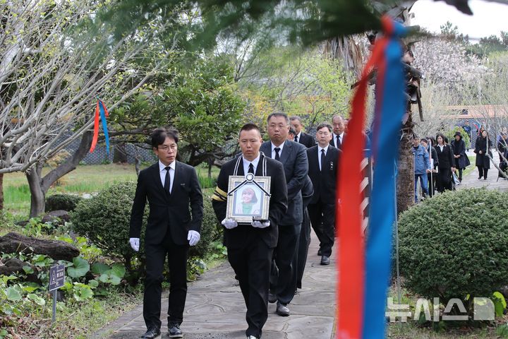 [서귀포=뉴시스] 우장호 기자 = 10일 오전 제주 서귀포시 정방동 서복공원에서 열린 고 서명숙 제주올레 이사장의 영결식장에서 고인의 영정을 든 유족들이 들어오고 있다. 2026.04.10. woo1223@newsis.com