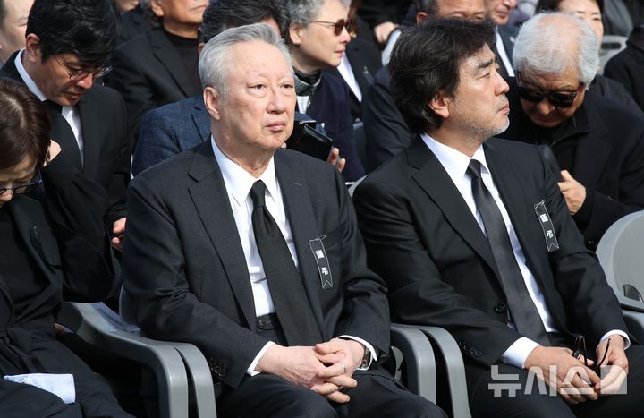 [서귀포=뉴시스] 우장호 기자 = 박용만 전 두산그룹 회장이 10일 오전 제주 서귀포시 정방동 서복공원에서 열린 고 서명숙 제주올레 이사장의 영결식장에 앉아 있다. 2026.04.10. woo1223@newsis.com