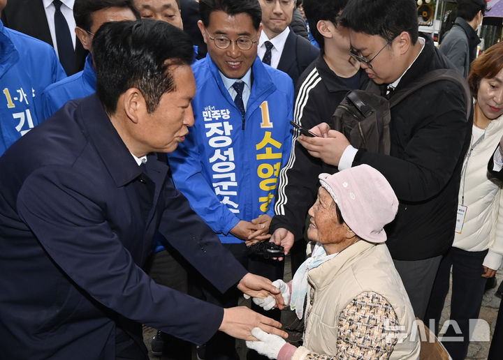 [담양=뉴시스] 박기웅 기자 = 정청래 더불어민주당 대표가 10일 오전 전남 담양군 창평면 창평시장을 방문해 시장 상인들과 인사를 나누고 있다. 2026.04.10. pboxer@newsis.com