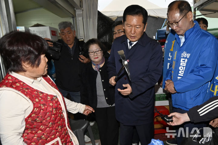 [담양=뉴시스] 박기웅 기자 = 정청래 더불어민주당 대표가 10일 오전 전남 담양군 창평면 창평시장을 방문해 시장 상인들과 인사를 나누고 있다. 2026.04.10. pboxer@newsis.com