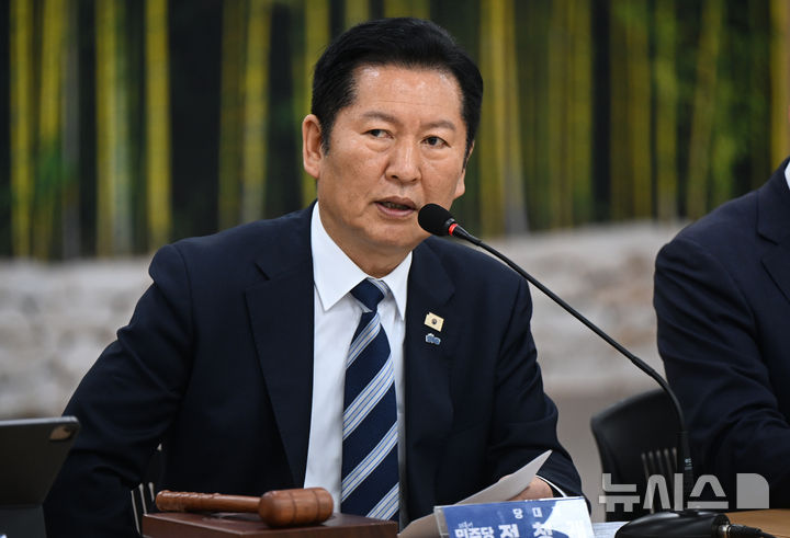 [담양=뉴시스] 박기웅 기자 = 정청래 더불어민주당 대표가 지난 10일 오전 전남 담양군 담양농협에서 열린 현장 최고위원회의에서 발언을 하고 있다. 2026.04.10. pboxer@newsis.com