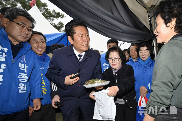 [담양=뉴시스] 박기웅 기자 = 정청래 더불어민주당 대표가 10일 오전 전남 담양군 창평면 창평시장을 방문해 시장 상인들과 인사를 나누고 있다. 2026.04.10. pboxer@newsis.com