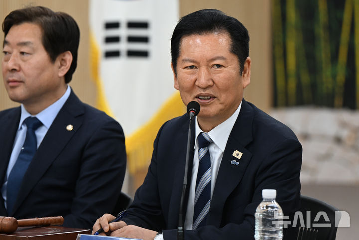 [담양=뉴시스] 박기웅 기자 = 정청래 더불어민주당 대표가 10일 오전 전남 담양군 담양농협에서 열린 현장 최고위원회의에서 발언을 하고 있다. 2026.04.10. pboxer@newsis.com