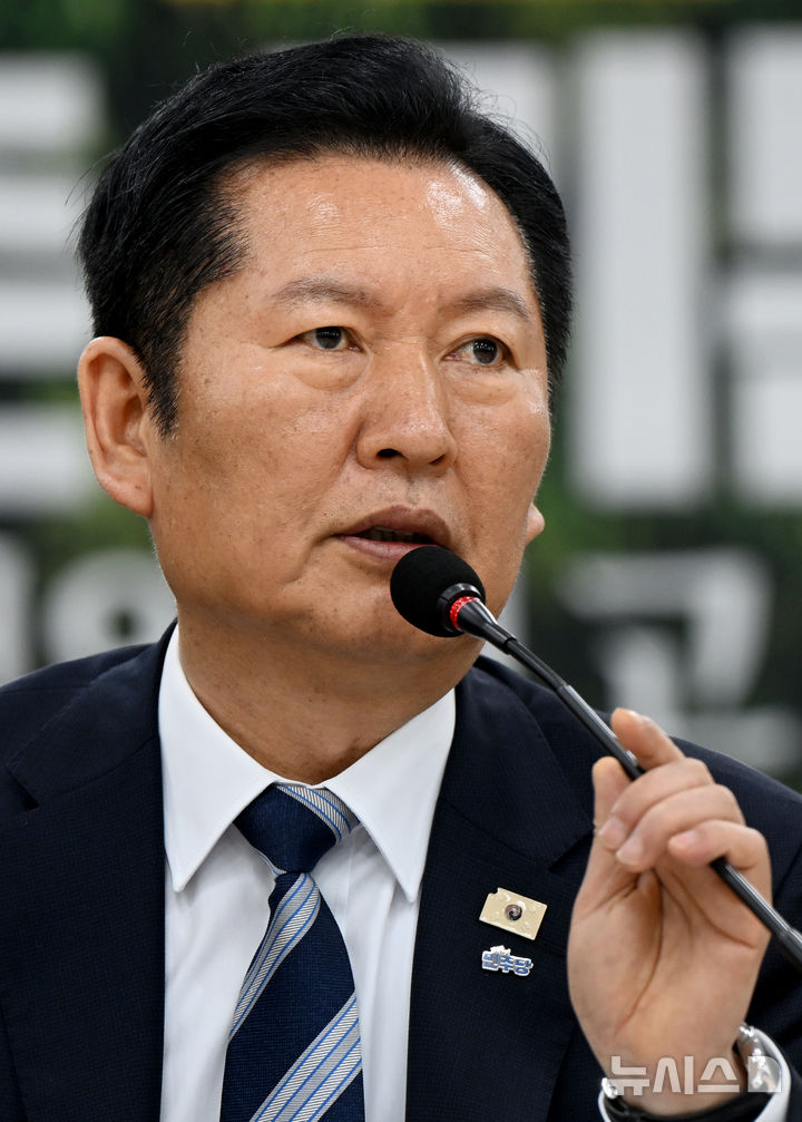 [담양=뉴시스] 박기웅 기자 = 정청래 더불어민주당 대표가 10일 오전 전남 담양군 담양농협에서 열린 현장 최고위원회의에서 발언을 하고 있다. 2026.04.10. pboxer@newsis.com