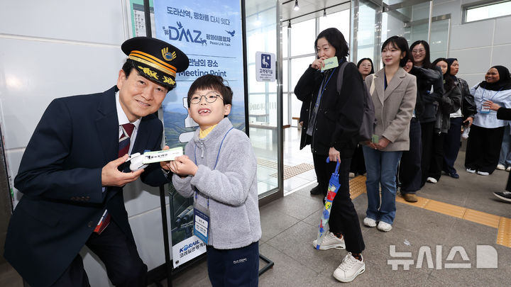 [서울=뉴시스] 청사사진기자단 = 정동영 통일부장관이 10일 서울역에서 DMZ 평화이음 열차 행사의 일환으로 도라산역행 승차권을 개찰하고 있다. 2026.04.10. photo@newsis.com