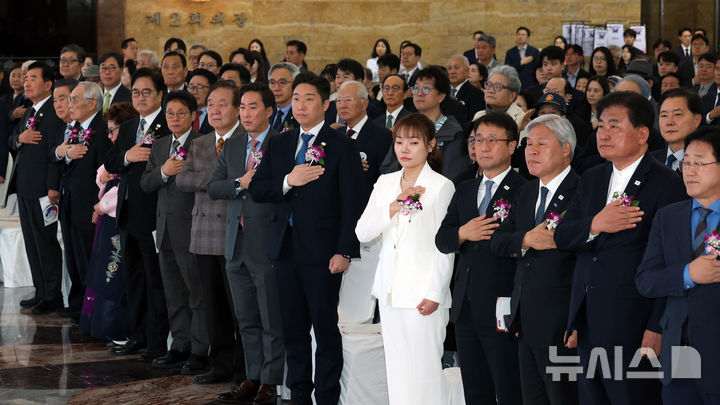 [서울=뉴시스] 국회사진기자단 = 우원식 국회의장이 10일 서울 여의도 국회에서 열린 임시의정원 개원 107주년 기념식에서 한병도 민주당 원내대표, 서왕진 조국혁신당 원내대표 등 참석자들과 함께 국민의례를 하고 있다. 2026.04.10. photo@newsis.com