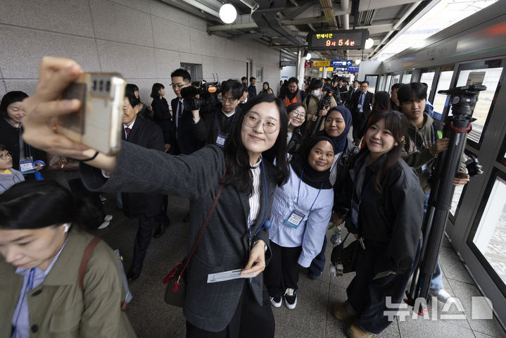 [서울=뉴시스] 청사사진기자단 = 10일 오전 서울역에서 열린 ‘DMZ 평화이음 열차’ 운행 재개 기념식에 참석한 탑승객들이 열차에 오르기 전 셀카를 찍고 있다. 2026.04.10. photo@newsis.com
