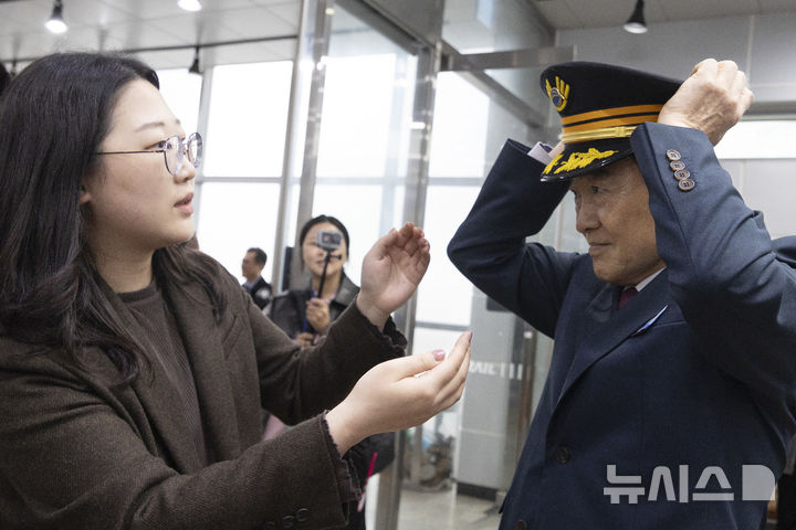 [서울=뉴시스] 청사사진기자단 = 10일 오전 서울역에서 열린 ‘DMZ 평화이음 열차’ 운행 재개 기념식에서 역장 복장을 한 정동영 통일부 장관이 모자를 쓰고 있다. 2026.04.10. photo@newsis.com