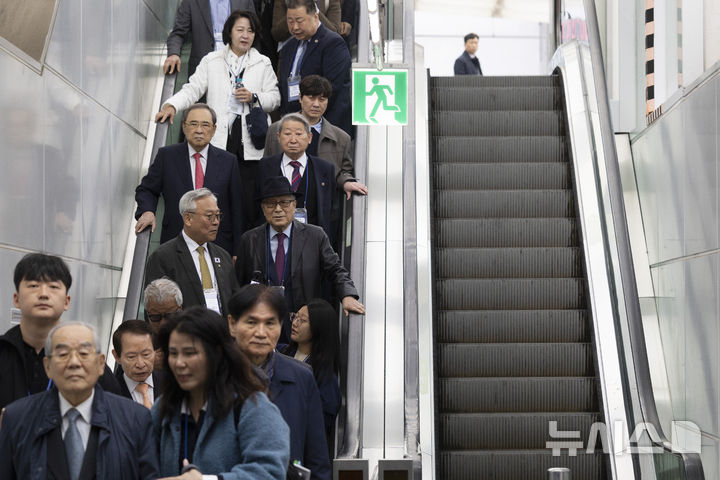 [서울=뉴시스] 청사사진기자단 = 10일 오전 서울역에서 열린 ‘DMZ 평화이음 열차’ 운행 재개 기념식에 참가한 참석자들이 열차를 타기 위해 서울역 개찰구로 내려오고 있다. 2026.04.10. photo@newsis.com