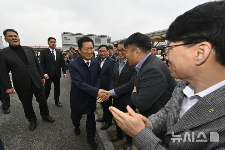 [담양=뉴시스] 박기웅 기자 = 정청래 더불어민주당 대표가 10일 오전 전남 현장 최고위원회의가 열리는 담양군 담양농협 본점에 도착해 전남 144개 지역농협 조합장들과 인사를 나누고 있다. 2026.04.10. pboxer@newsis.com