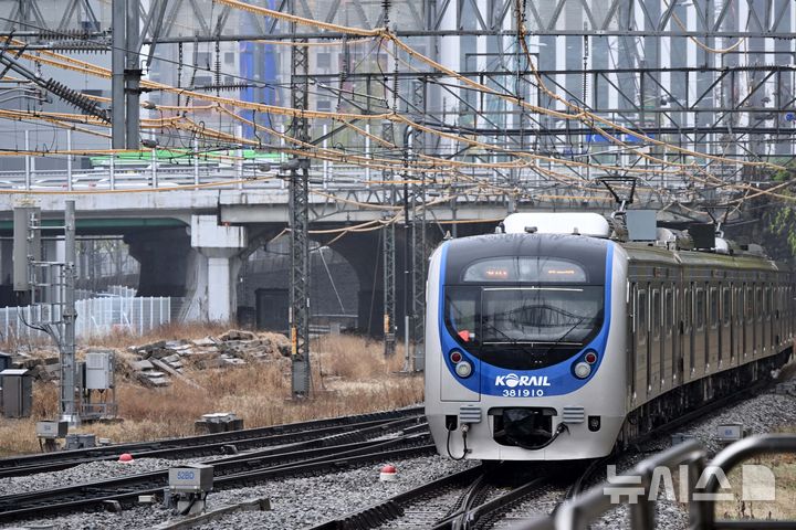 [서울=뉴시스] 청사사진기자단 = 10일 서울역으로 운행이 재개된 DMZ 평화이음 열차가 들어오고 있다. 서울역과 도라산을 오가는 정기 관광열차인 DMZ 평화이음 열차는 6년 6개월 만에 운행이 재개됐다. 2026.04.10. photo@newsis.com