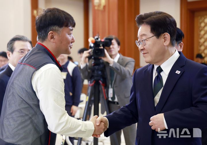 [서울=뉴시스] 최동준 기자 = 이재명 대통령이 10일 청와대에서 열린 민주노총 초청 간담회에서 양경수 민주노총 위원장과 악수하고 있다. 2026.04.10. photocdj@newsis.com