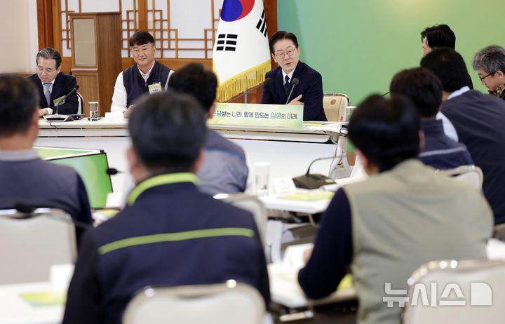 [서울=뉴시스] 최동준 기자 = 이재명 대통령이 10일 청와대에서 열린 민주노총 초청 간담회에서 발언하고 있다. 2026.04.10. photocdj@newsis.com