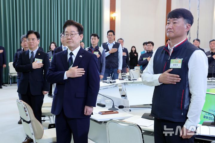 [서울=뉴시스] 최동준 기자 = 이재명 대통령이 10일 청와대에서 열린 민주노총 초청 간담회에서 양경수 민주노총 위원장 등 참석자들과 국민의례를 하고 있다. 2026.04.10. photocdj@newsis.com