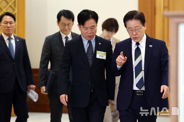 [서울=뉴시스] 최동준 기자 = 이재명 대통령과 김영훈 고용노동부 장관이 10일 청와대에서 열린 민주노총 초청 간담회에 입장하며 대화하고 있다. 2026.04.10. photocdj@newsis.com