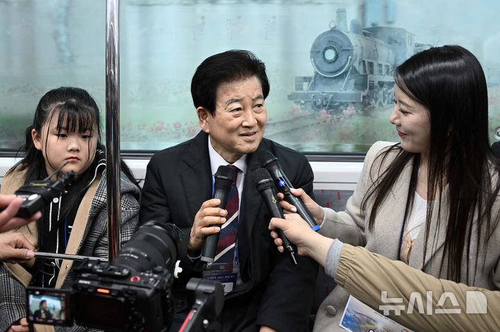 [서울=뉴시스] 청사사진기자단 = 정동영 통일부 장관이 10일 운행이 재개된 DMZ 평화이음 열차에 탑승해 소감을 말하고 있다. 2026.04.10. photo@newsis.com