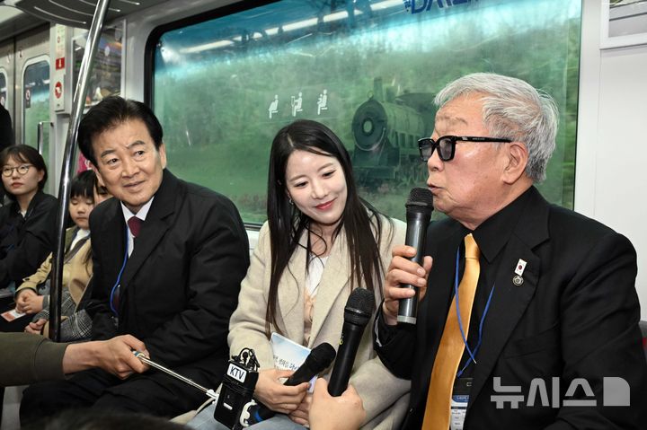 [서울=뉴시스] 청사사진기자단 = 명계남 이북5도 황해도지사가 10일 운행이 재개된 DMZ 평화이음 열차에 탑승해 소감을 말하고 있다. 2026.04.10. photo@newsis.com