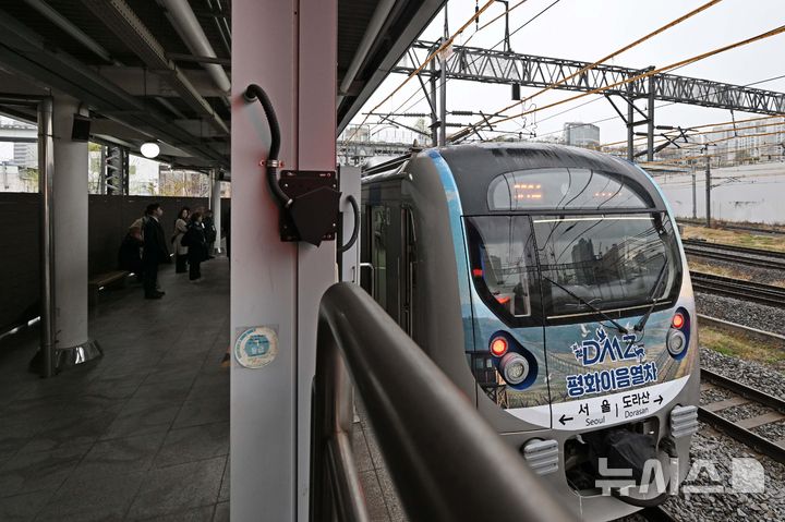 [서울=뉴시스] 청사사진기자단 = 10일 서울역으로 운행이 재개된 DMZ 평화이음 열차가 들어오고 있다. 서울역과 도라산을 오가는 정기 관광열차인 DMZ 평화이음 열차는 6년 6개월 만에 운행이 재개됐다. 2026.04.10. photo@newsis.com