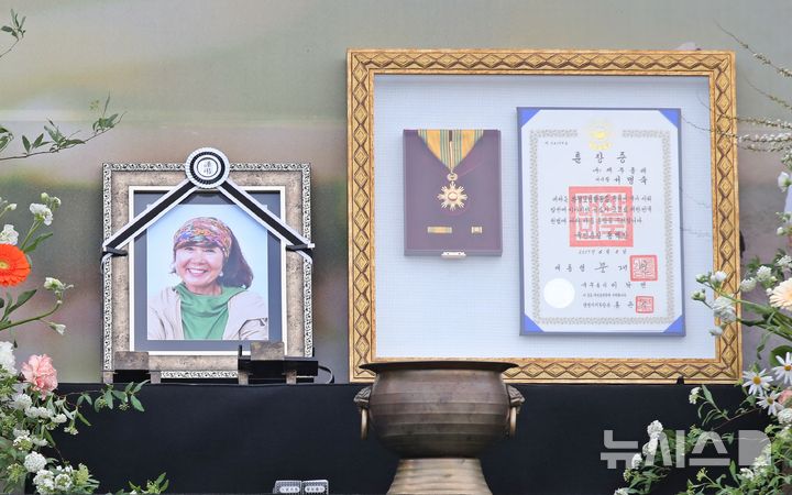 [서귀포=뉴시스] 우장호 기자 = 10일 오전 제주 서귀포시 정방동 올레길 6코스 서복공원에서 열린 고 서명숙 제주올레 이사장의 영결식장에 고인의 영정 옆으로 국민훈장 동백장이 함께 놓여 있다. 2026.04.10. woo1223@newsis.com