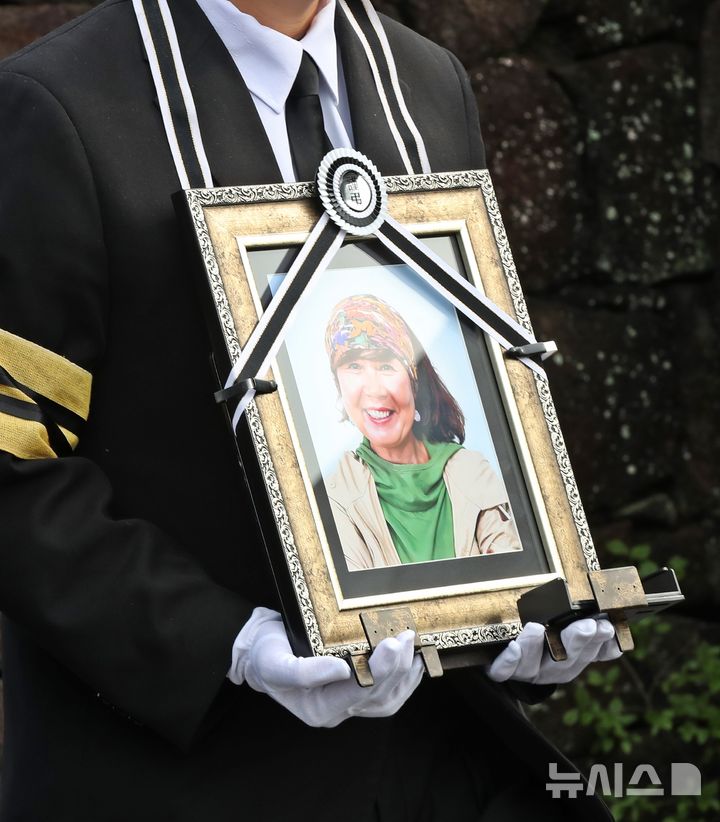 [서귀포=뉴시스] 우장호 기자 = 10일 오전 제주 서귀포시 정방동 올레길 6코스 서복공원에서 열린 고 서명숙 제주올레 이사장의 영결식장에서 고인의 영정을 든 유족들이 들어오고 있다. 2026.04.10. woo1223@newsis.com