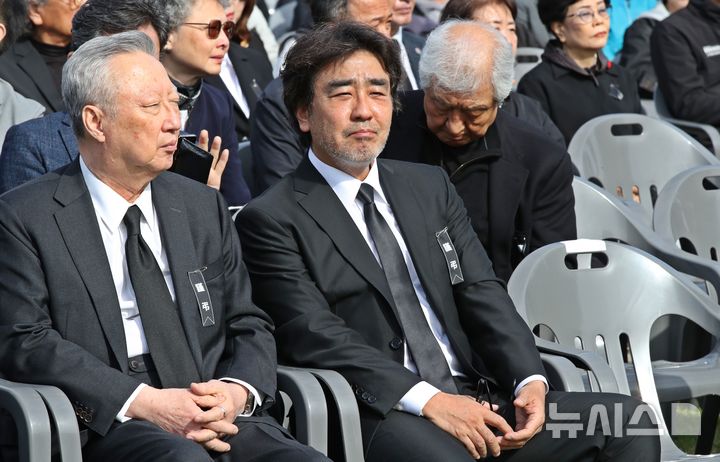 [서귀포=뉴시스] 우장호 기자 = 배우 류승룡이 10일 오전 제주 서귀포시 정방동 올레길 6코스 서복공원에서 열린 고 서명숙 제주올레 이사장의 영결식장에 앉아 있다. 2026.04.10. woo1223@newsis.com