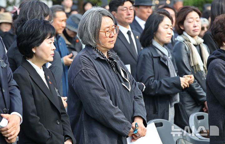 [서귀포=뉴시스] 우장호 기자 = 안은주 제주올레 대표가 10일 오전 제주 서귀포시 정방동 올레길 6코스 서복공원에서 열린 고 서명숙 제주올레 이사장의 영결식장에서 슬픔에 잠겨 있다. 2026.04.10. woo1223@newsis.com
