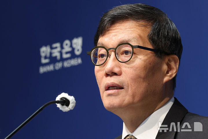 [서울=뉴시스] 사진공동취재단 = 이창용 한국은행 총재가 10일 서울 중구 한국은행에서 열린 통화정책방향 기자간담회에서 발언하고 있다. 2026.04.10. photo@newsis.com