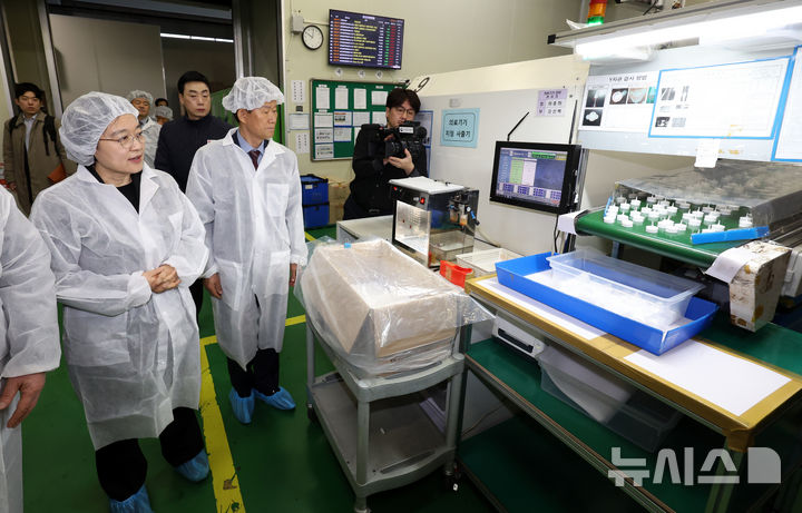 [부천=뉴시스] 조성우 기자 = 한성숙 중소벤처기업부 장관이 지난 10일 경기 부천시 오정구의 한 플라스틱 사출 업체 신광엠앤피를 찾아 생산공정을 살펴보며 현황을 점검을 하고 있다. (사진은 기사와 직접 관련이 없습니다.) 2026.04.22. xconfind@newsis.com