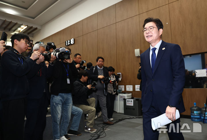 [서울=뉴시스] 김명년 기자 = 정원오 더불어민주당 서울시장 후보가 10일 오전 서울 여의도 국회 소통관에서 기자회견을 하기 위해 이동하고 있다. 2026.04.10. kmn@newsis.com